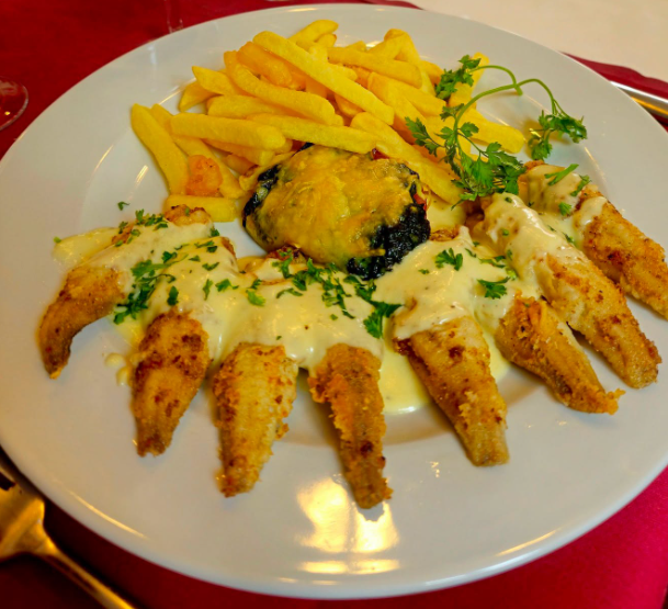 Filets de perche sauce citronnée, pommes frites, tomate farcie aux épinards