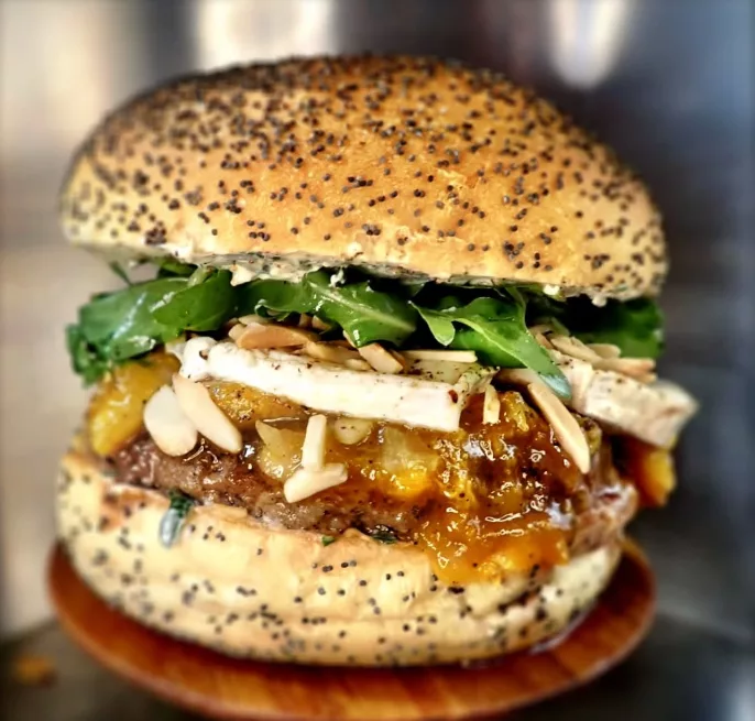 Burger Bricot : steak Beefore, chutney d'abricots du Valais, fromage de chèvre, amandes grillées, rucola, sauce fromage frais