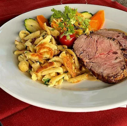 Rôti de veau sauce aux champignons, poêlée de spätzli, trio de légumes