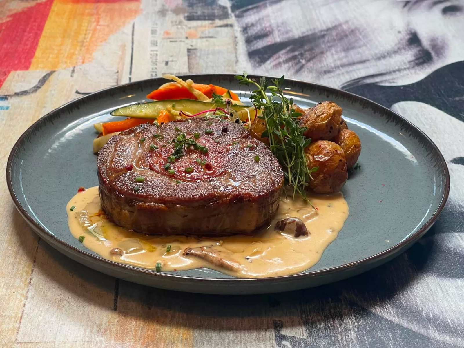 Rôti de cochon façon bûcheronne, pommes de terre grenailles, sauce champignons, légumes grillés