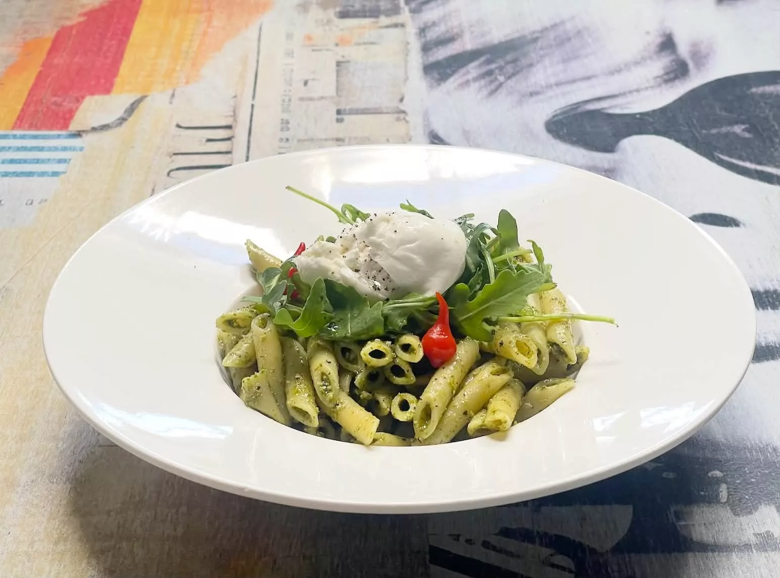 Penne au pesto, rucola, mini burratina