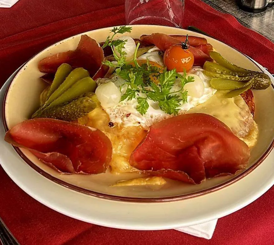 Rösti valaisan, viande séchée du Valais, fromage raclette et œuf au plat