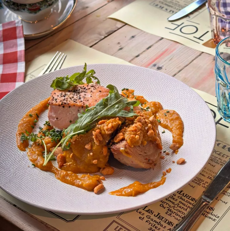 Suggestof de la semaine : dos de saumon d'Écosse juste snaké, nage de carottes et gingembre, choux braisé et cacahouètes, pommes de terre nouvelle