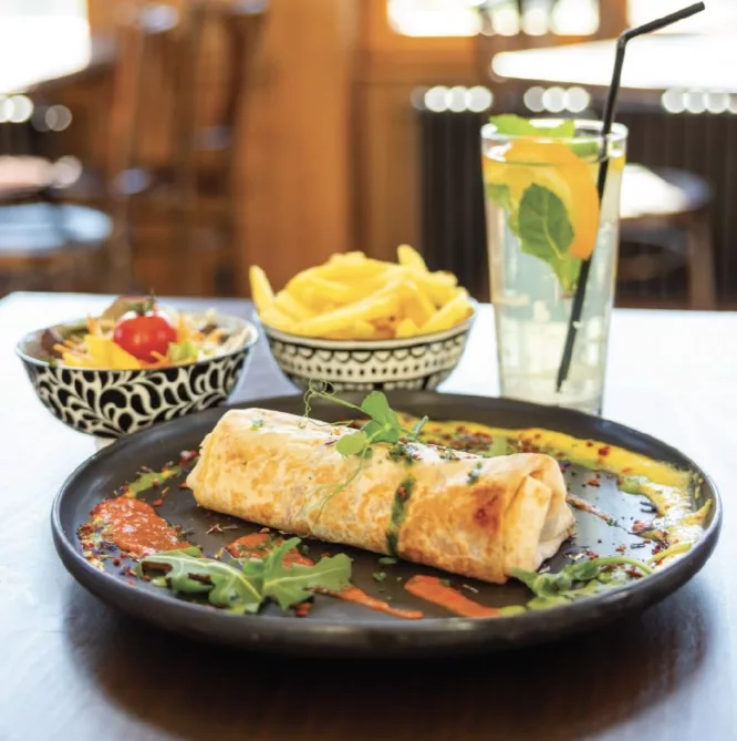 Wrap de boeuf aux légumes et fromage, frites, salade