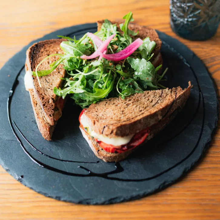 Croque-Monsieur tomates et mozzarella, pesto et roquette