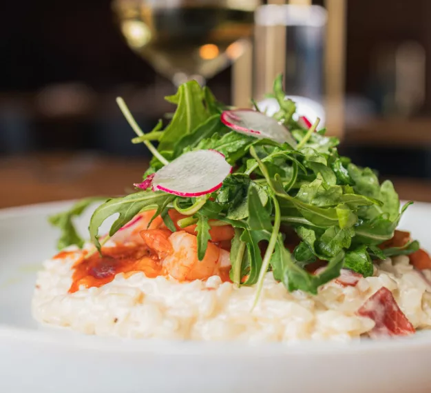 Risotto au jambon cru et crevettes sautées à la tomate