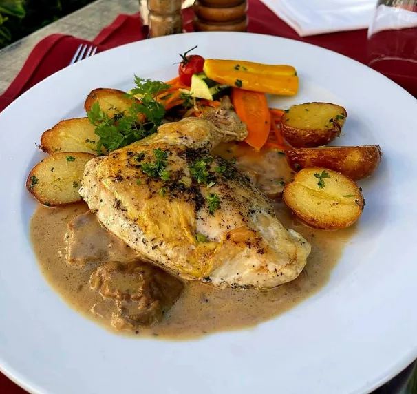 Suprême de poulet, sauce forestière, pommes grenailles, petits légumes