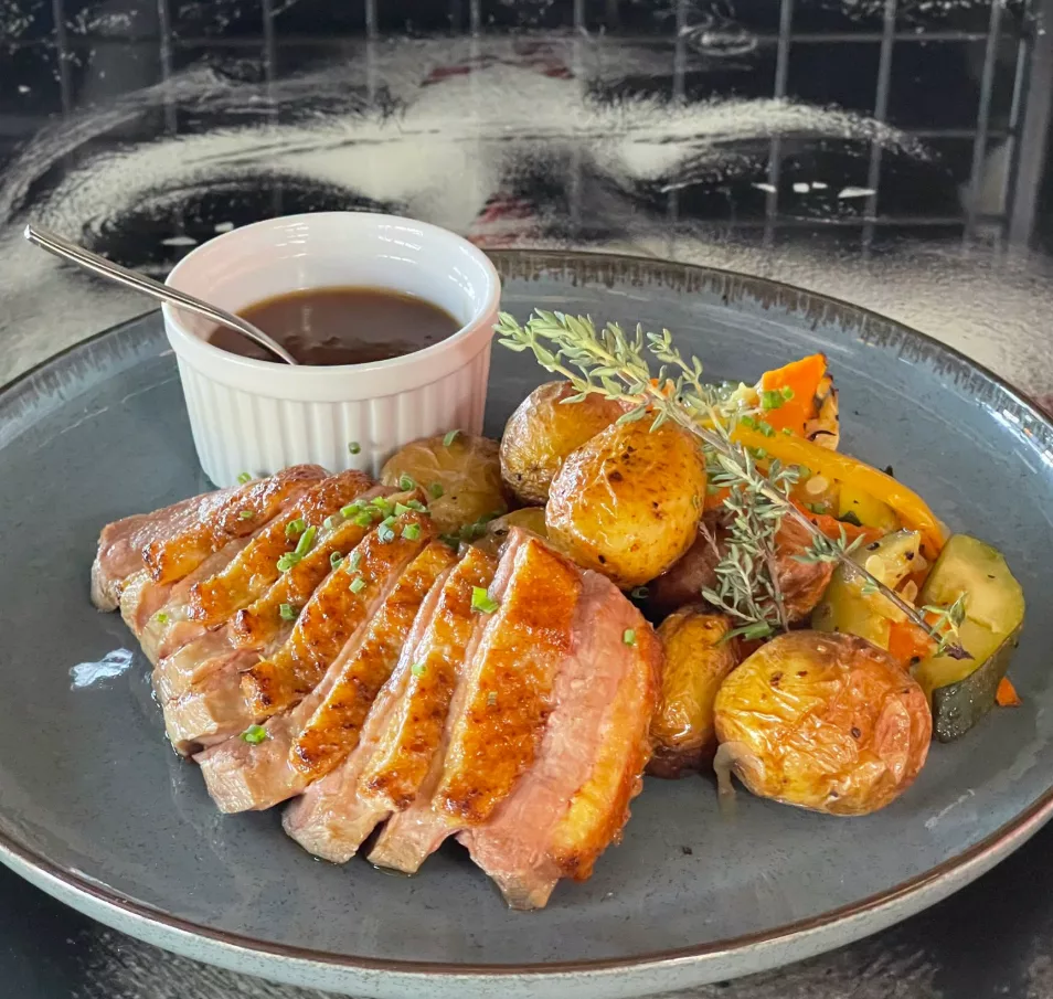 Tagliata de magret de canard, légumes grillés, pommes de terre grenailles rôties, sauce miel