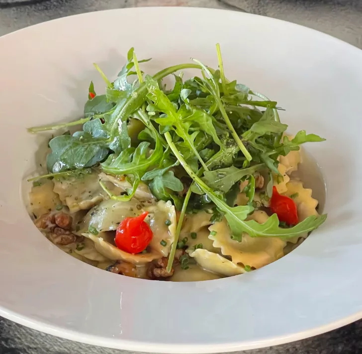 Ravioles au gorgonzola, crème de gorgonzola, noix torréfiées, rucola