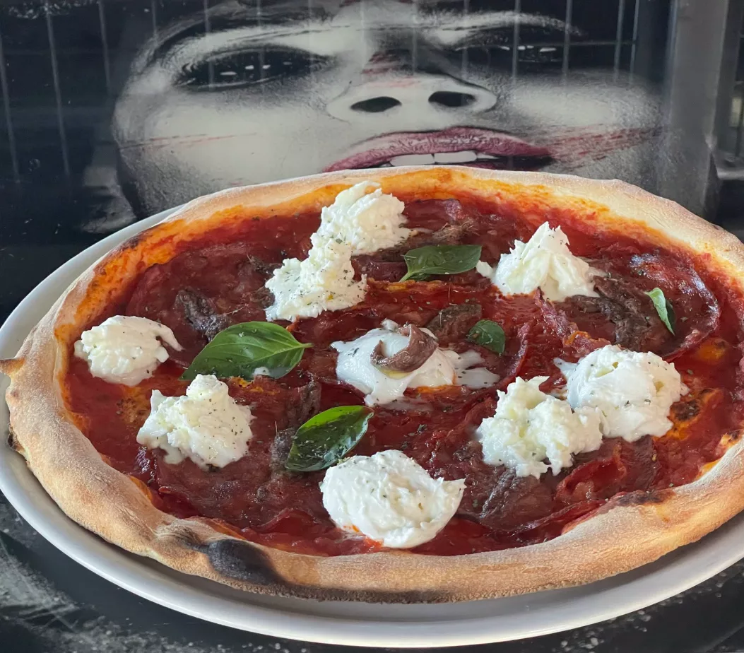 Pizza tomate, chorizo, bufala, anchois basilic