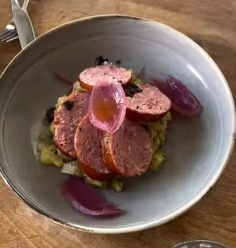 Saucisson vaudois tiède, salade de pommes de terre et poireaux en vinaigrette de truffe