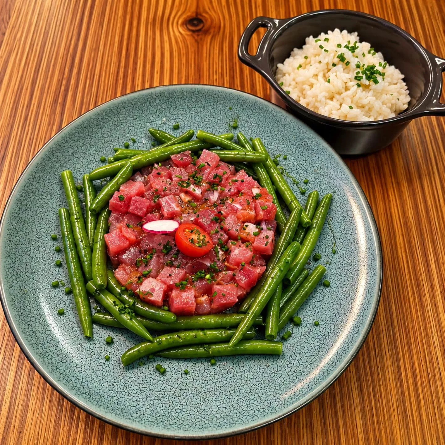Tartare de thon aux agrumes, riz parfumé au citron, salade de haricots verts