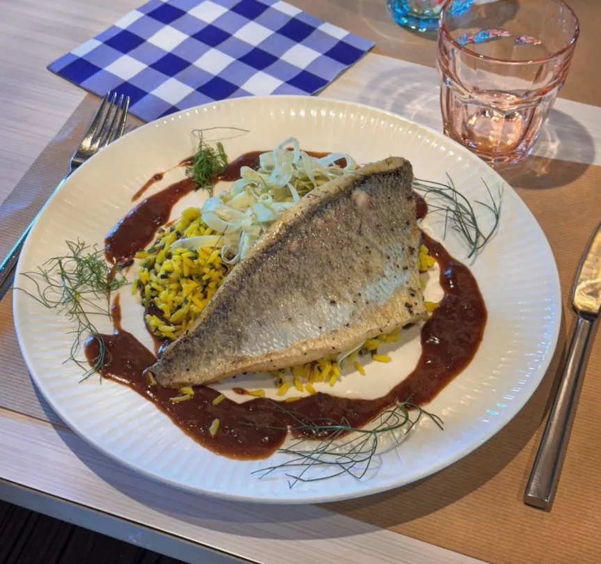 Filet de dorade de Méditerranée à la plancha, sauce au pinot noir Vaudois, salade de fenouil au citron, riz sauvage au safran et ciboulette