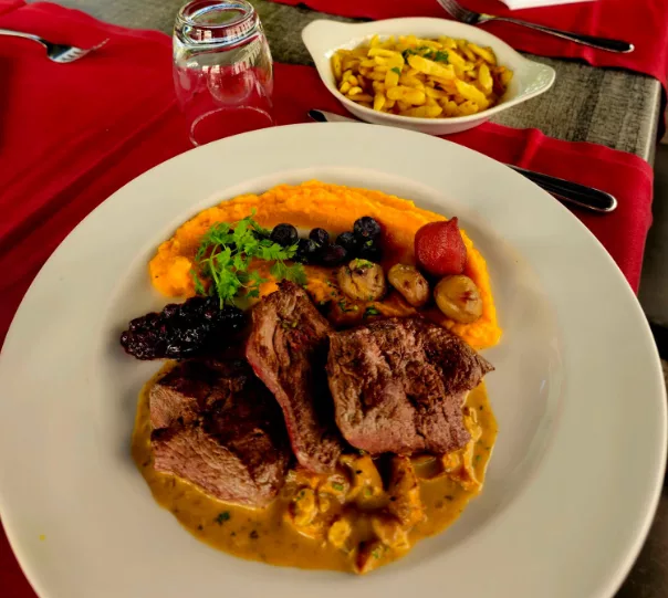 Médaillons de cerf, sauce aux chanterelles, spâzli, marrons, poire et airelles
