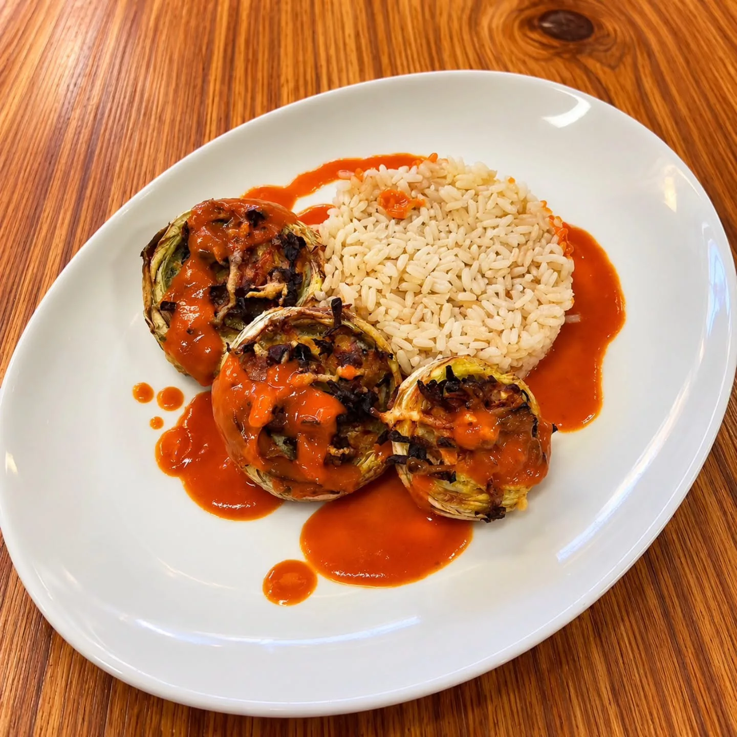 Fonds d'artichaut gratinés farcis aux légumes, sauce tomate, riz pilaf