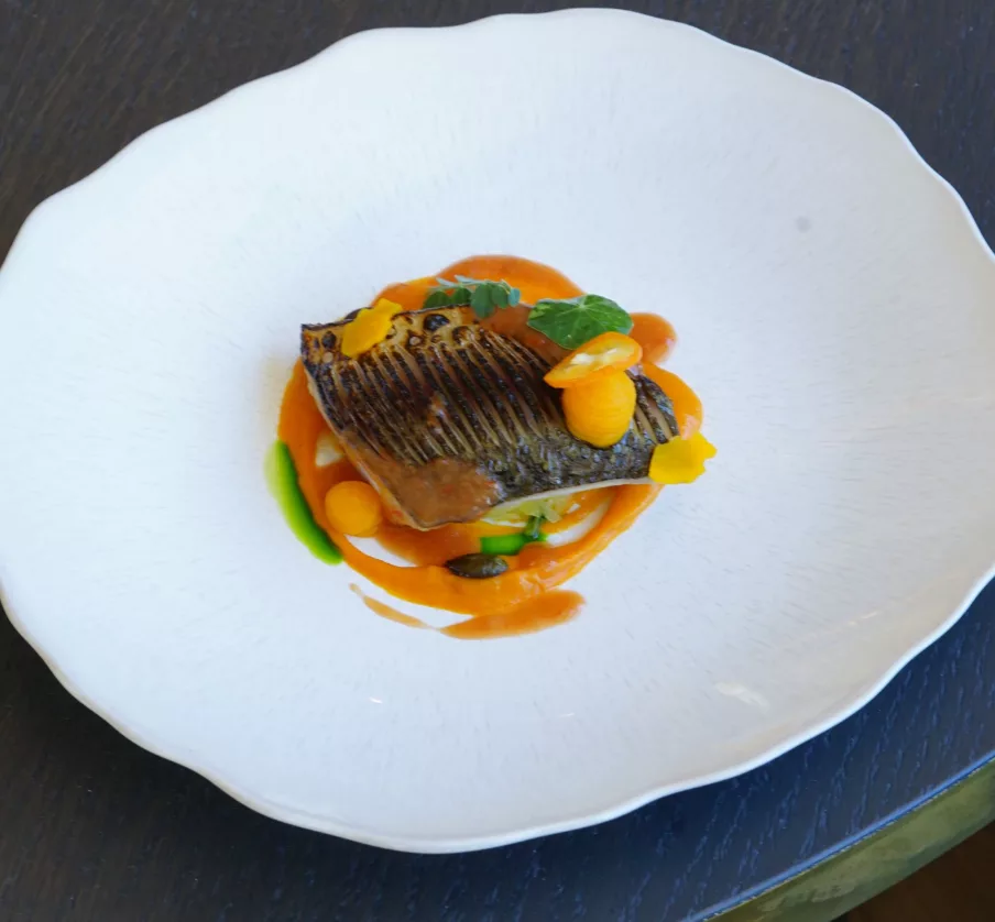 Rouget de ligne de Bretagne pommes de terre et fenouil au jus de poissons de roche épinard de mer