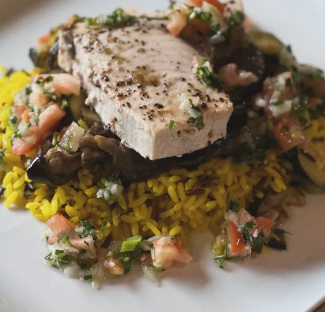 Pavé d'Espadon de Méditerranée, cuit à la plancha, sauce vierge à la coriandre, aubergines et courgettes grillées, riz sauvage safrané