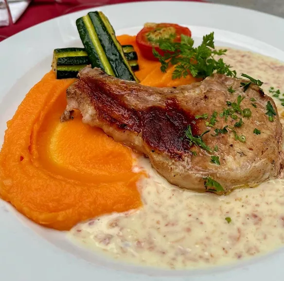 Côte de porc basse température, crème alpine des Grisons, purée de patates douces
