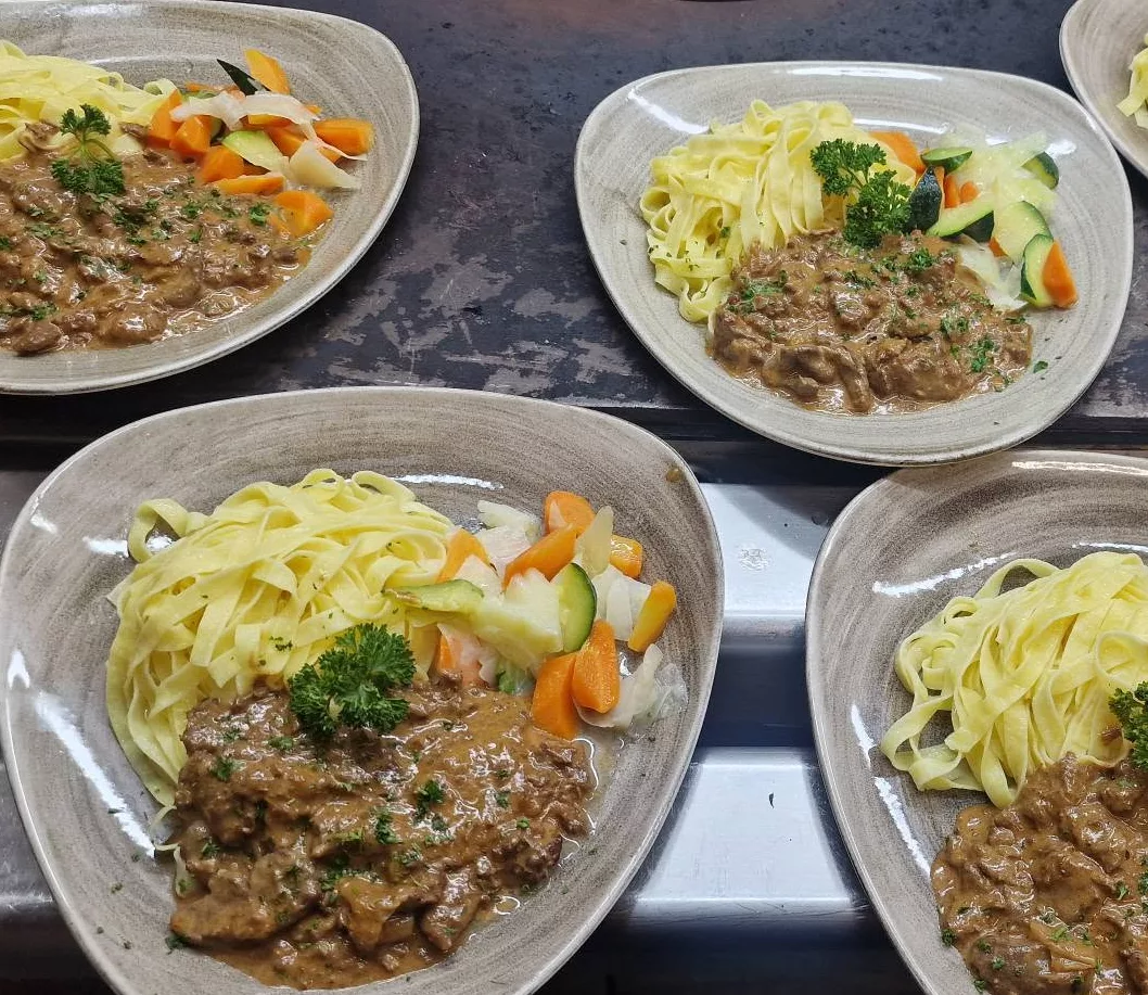 Émincé de bœuf, sauce paprika, tagliatelles au beure et légumes