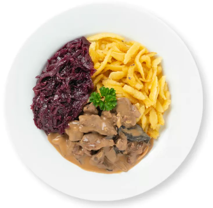 Émincé de cerf avec chou rouge et spätzli