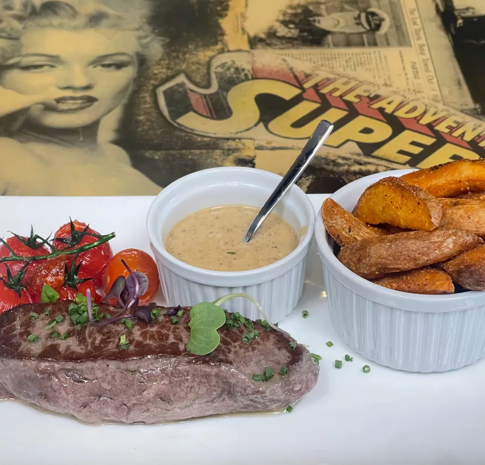 Faux filet de bœuf, potatoes épicés sauce poivre, tomates cerises rôties