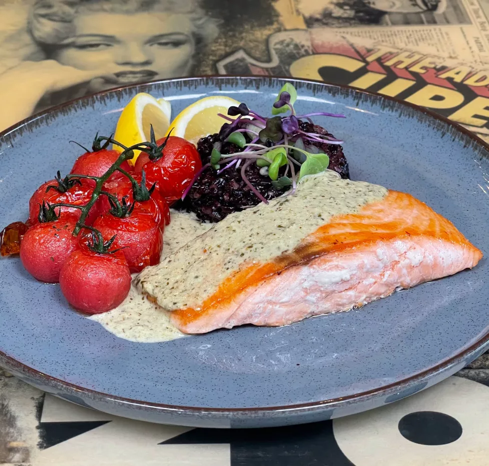 Pavé de saumon grillé, riz vénéré crème de coriandre, tomates cerises rôties