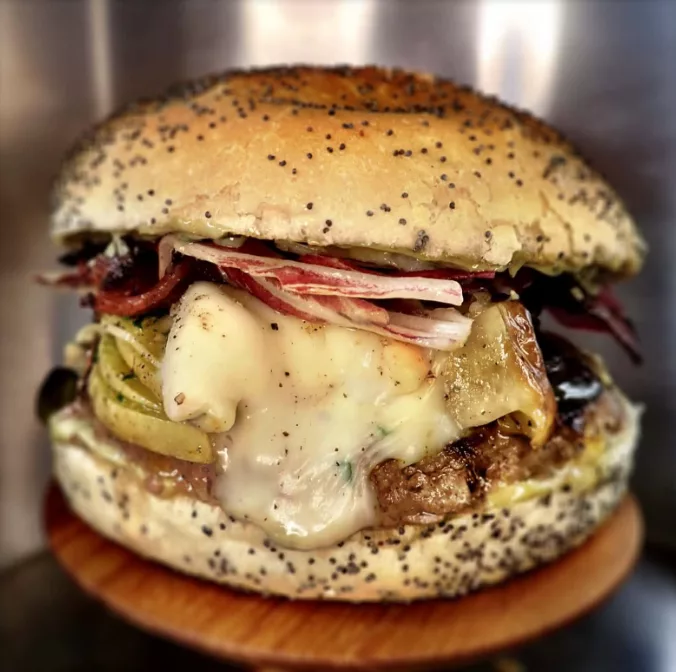 Burger Comodo : bun artisanal, steak Beefore, courge butternut, vacherin Mont d'Or AOP, salade de Trévise et balsamique, bacon grillé, graines de courges torréfiées, mayo maison