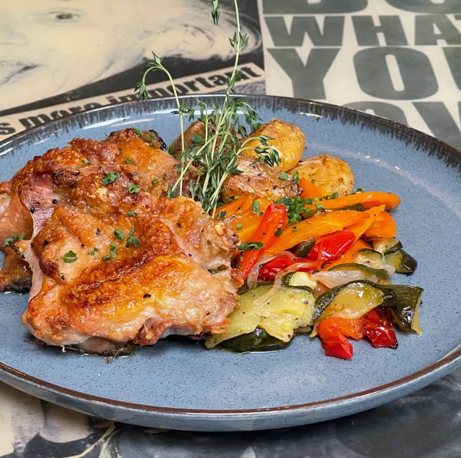 Hauts de cuisse de poulet sans os grillés et marinés au thym et citron, pommes de terre grenailles rôties, légumes grillés