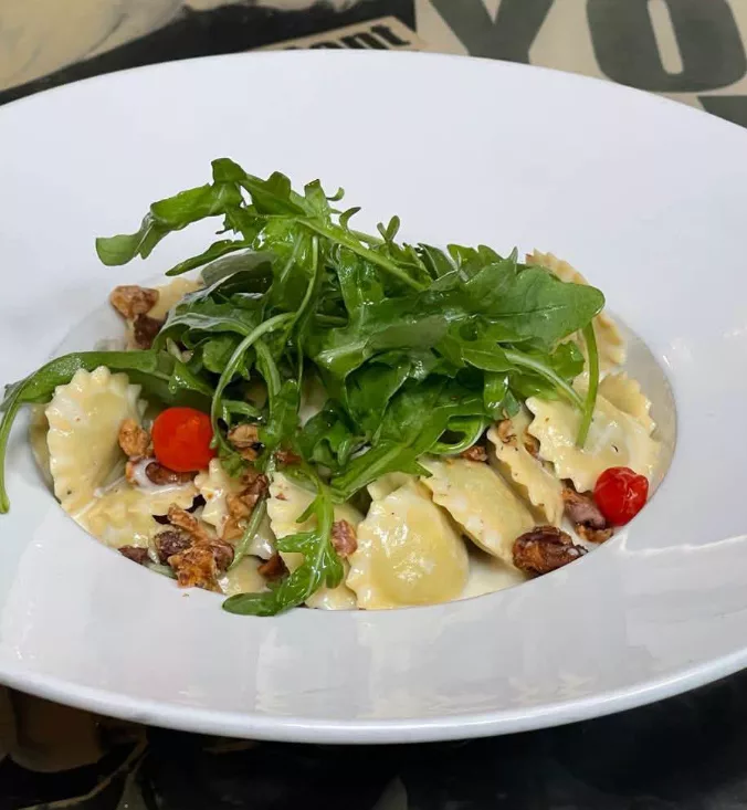 Ravioles farcies au gorgonzola, crème gorgonzola, rucola, noix grillées rôties