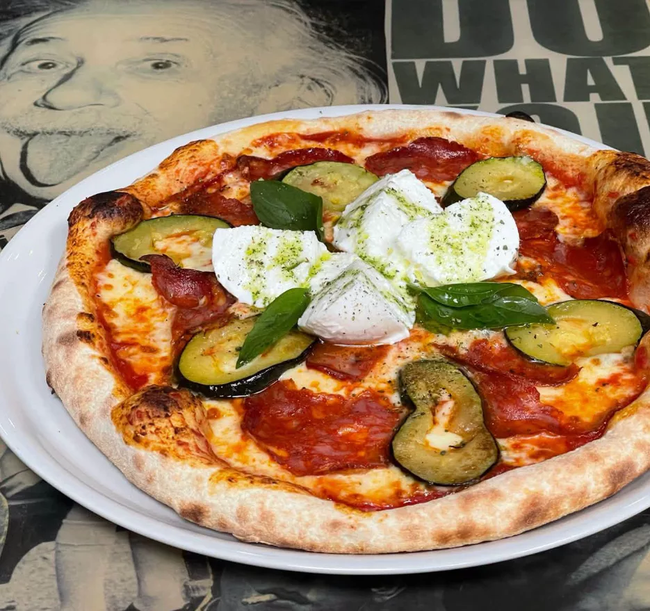 Pizza tomate, mozzarella, chorizo éffiloché, courgettes, bufala, huile de persil