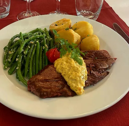 Onglet de bœuf à la plancha, sauce béarnaise, pommes fondantes, haricots verts