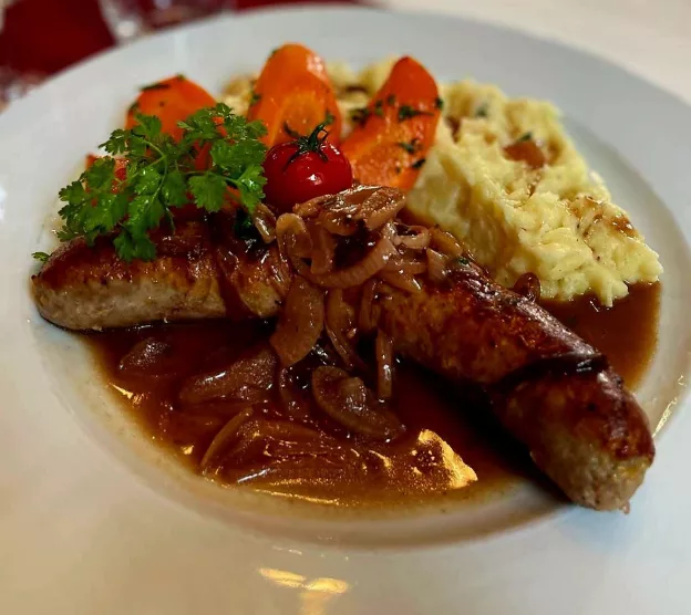 Saucisse à rôtir, sauce à l'échalote, purée de pommes de terre, carottes