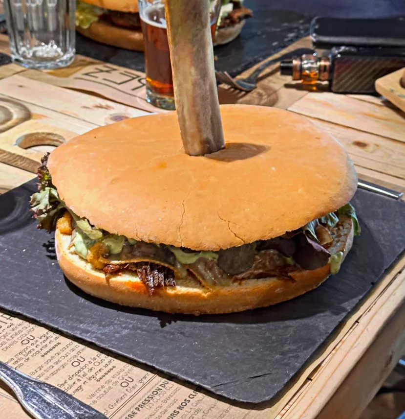 Le Chancho burger, poitrine de cochon confite, sauce chimichuri, tomates, oignons rouges, guacamole et ses frites maison