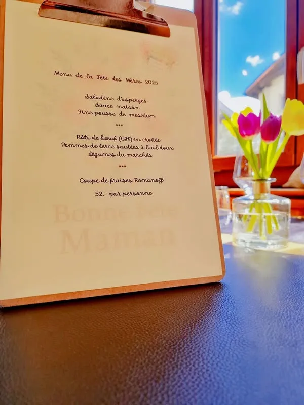 Menu Rôti de bœuf en croûte, pommes de terre sautées à l’ail doux, légumes du marché : Café des Voyageurs