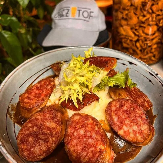 Saucisson vaudois IGP aux échalotes confites, écrasée de pommes de terre et bouquet de verdure