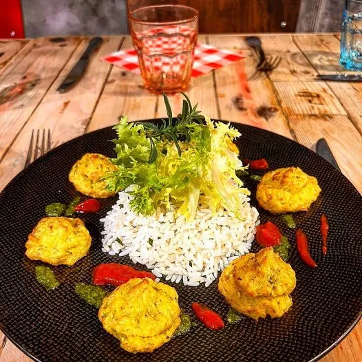 Accras maison de cabillaud au safran et courgettes , pesto de roquette ,riz à la sarriette et salade verte