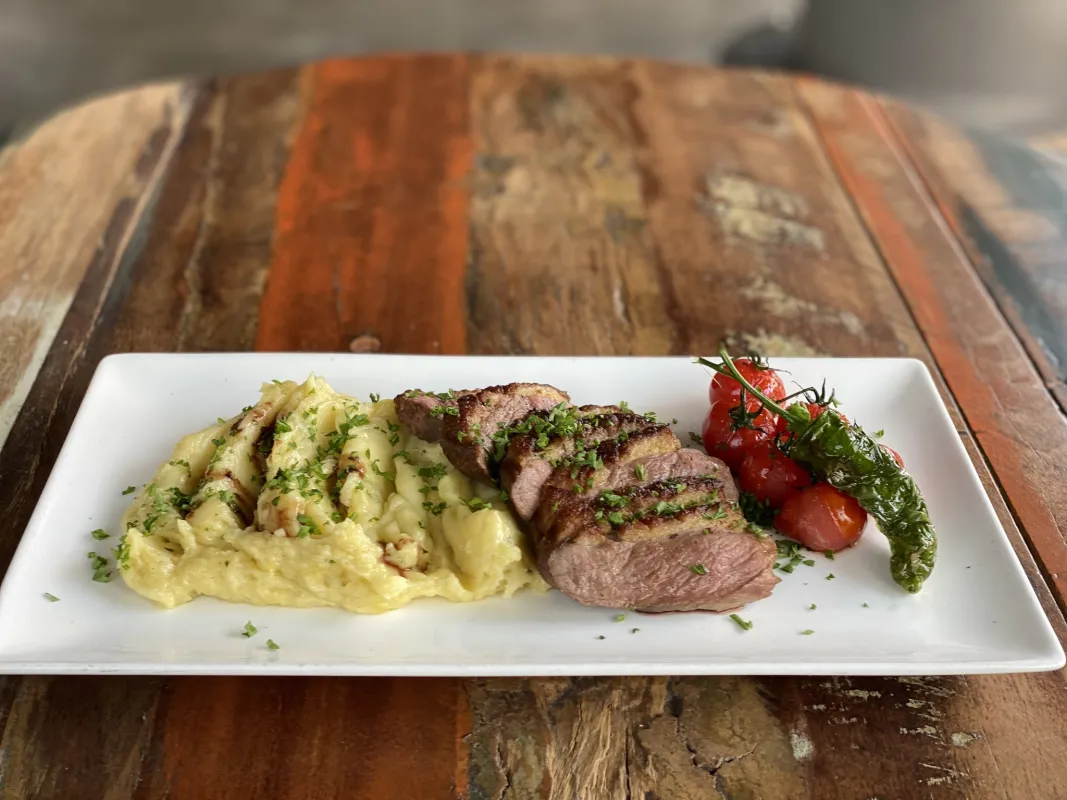 Tagliata de magret de Canard, écrasé de pommes de terre à l'ancienne tomates cherry rôties au four