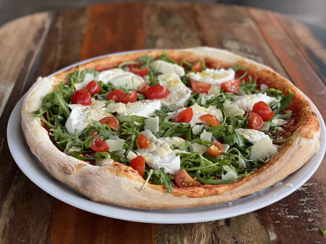Pizza, tomate, bufala, rucola, tomates cerises copeaux de parmesan
