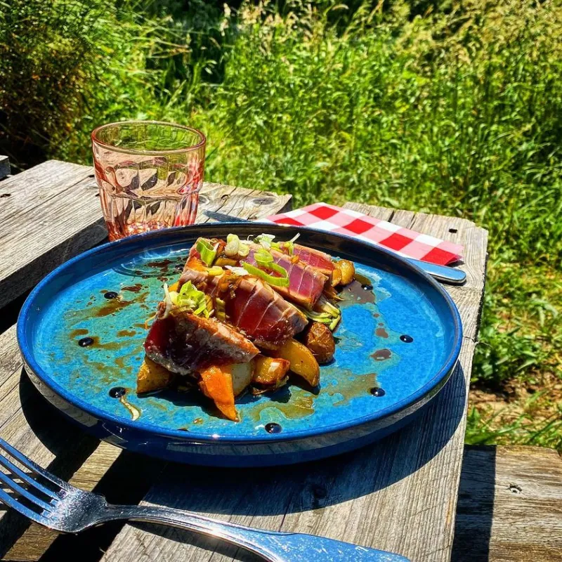 Thon rouge de pêche durable juste snaké, huile d’olive, sauce soja, pommes de terre grenailles rôties et légumes croquants
