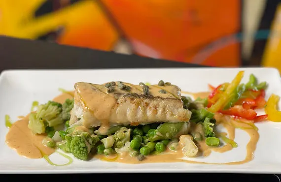 Dos de cabillaud à la plancha, poêlée de légumes croquants, beurre blanc aux câpres et au piment d'Espelette.