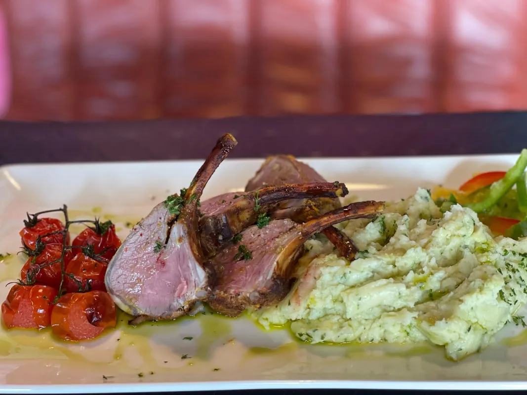 Côtelettes d'agneau marinées tex-mex, purée de pommes de terre maison, tomates cherry rôties.