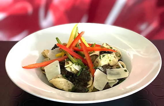 Tortelloni ricotta-épinards en persillade, bolets et œuf parfait de la ferme.