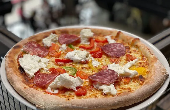 Pizza mozzarella, tomates cerises, poivrons, salami, bufala effilochée.