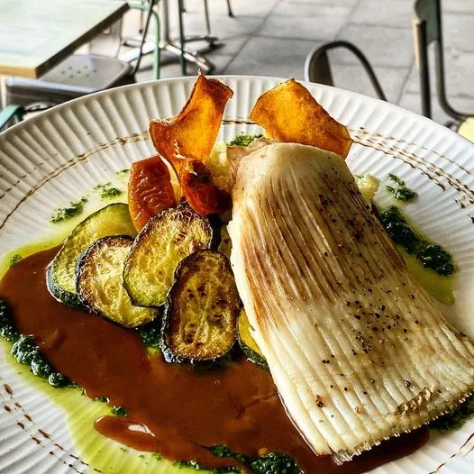 Aile de raie de pêche MSC à la vapeur, sauce au pinot noir vaudois et citron vert, mousseline de pommes de terre et courgettes