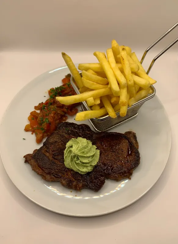 Entrecôte parisienne, beurre maitre d'hôtel. légumes du jour, frites