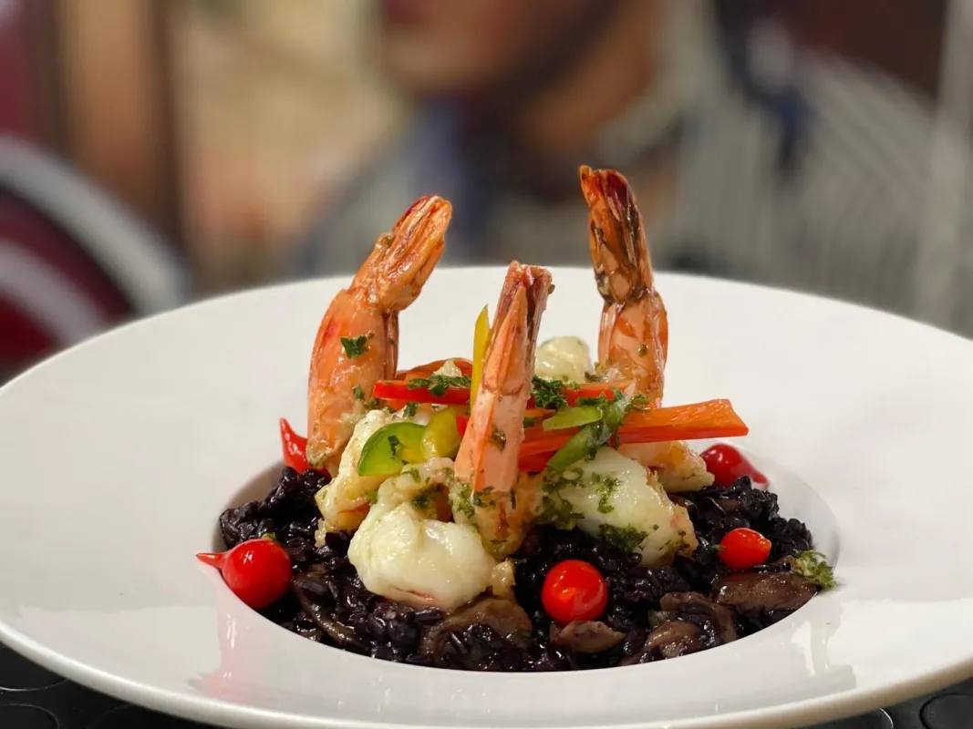 Risotto vénéré avec mélange forestier et gambas snackées.