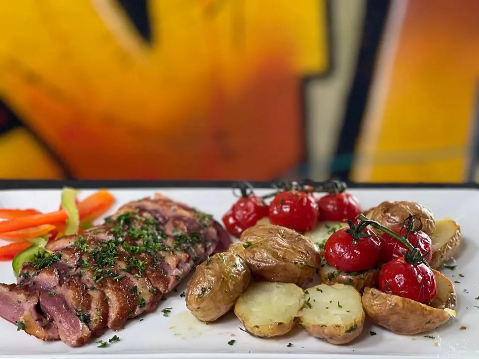 Tagliata de Canard à la plancha, pommes grenailles confites à la persillade, tomates cherry rôties.
