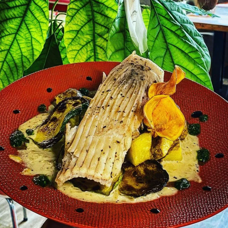 Aile de raie de pêche durable à la vapeur, beurre blanc à la citronnelle , pommes de terre grenailles rôties et courgettes grillées