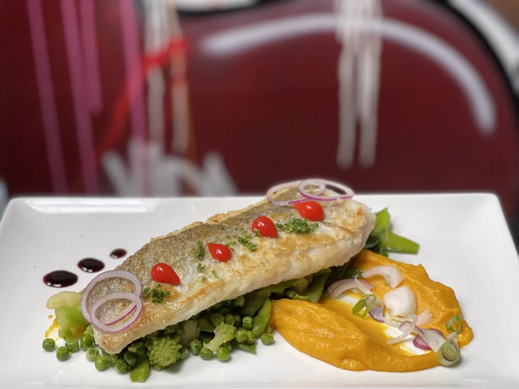 Filet de cabillaud snacké, purée de carottes, légumes verts croquants