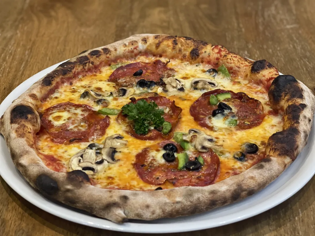 Pizza mozzarella, chorizo, champignons, olives, poivrons